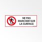 Panneau d'Interdiction ISO 7010 - Ne pas marcher sur la surface - P019   - 297 x 105 mm - Vinyle Souple Autocollant