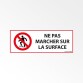 Panneau d'Interdiction ISO 7010 - Ne pas marcher sur la surface - P019