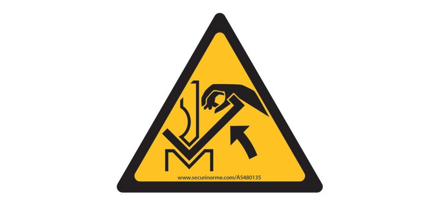 Panneau - Main écrasé entre presse plieuse et le matériau - W031