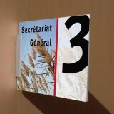 Plaque de signalétique plexi en drapeau  (210 x 150 mm)