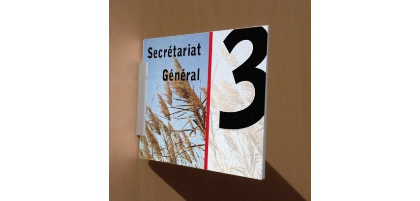 Plaque de signalétique plexi en drapeau