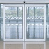 Bandes de signalisation adhésives - triangles - 5 cm x 5 m - 2 rouleaux