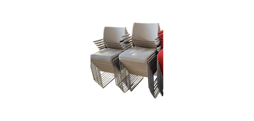 Chaise de réunion Linos beige avec accoudoirs synthétiques noir, pieds chrome RECEP - Reconditionné