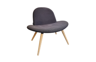 Chauffeuse Softline en tissu noir et pieds en bois JOBI - Reconditionné