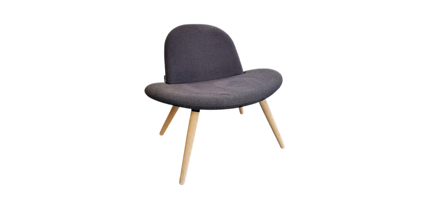 Chauffeuse Softline en tissu noir et pieds en bois JOBI - Reconditionné