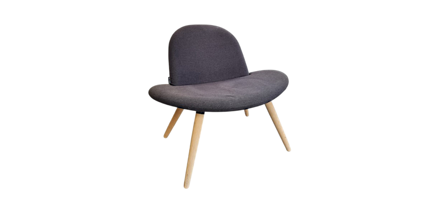 Chauffeuse Softline en tissu noir et pieds en bois JOBI - Reconditionné