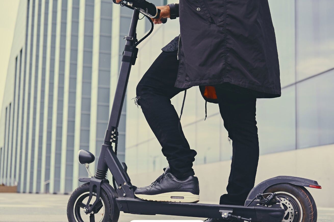 In ufficio con il monopattino elettrico