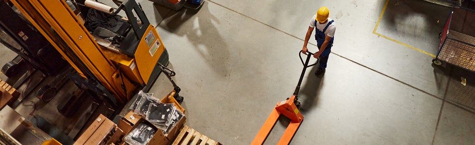 Manutention en entreprise : comment choisir le bon équipement