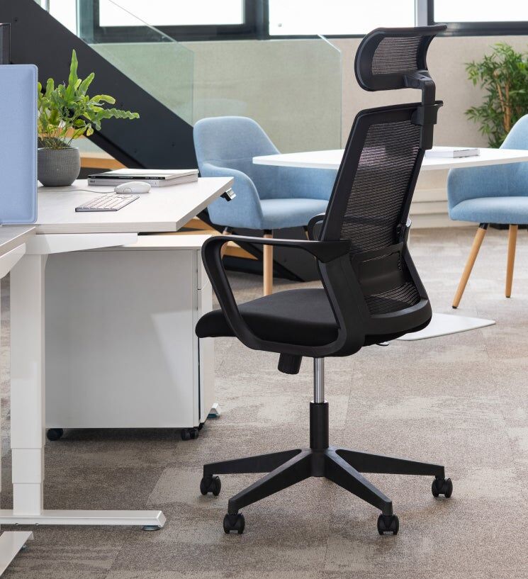 Chaise de bureau Spritz mécanisme basculant centré dans un open space