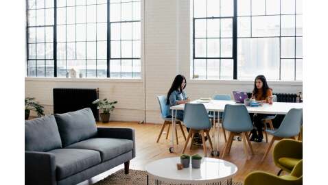 Le isole di lavoro in ufficio, spazi funzionali per collaborazione e concentrazione