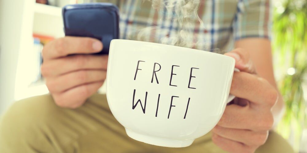 Tazza bianca con la scritta "Free Wifi"