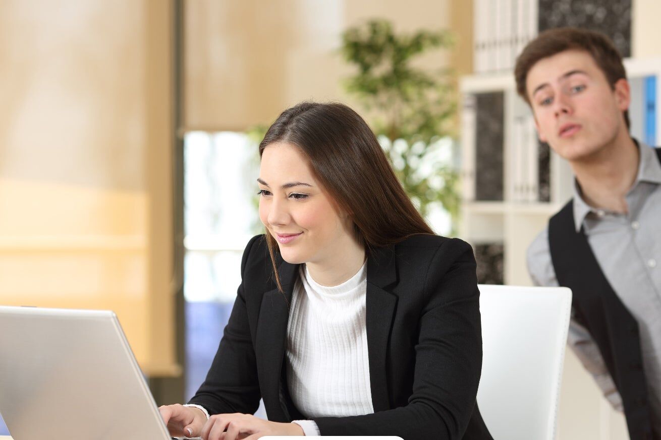 Privacy in ufficio: l'azienda non può leggere le mail dei dipendenti