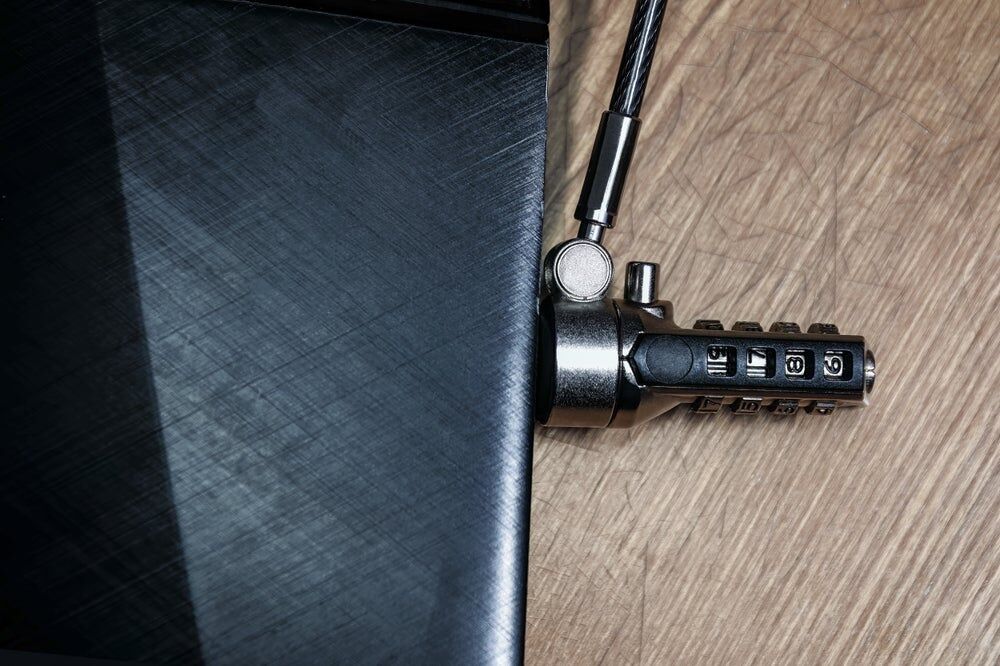 Cavi di sicurezza per laptop: perché proteggere investimento e dati