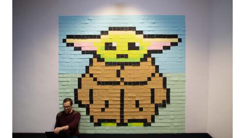 Un Baby Yoda gigante fatto con 1317 Post-it