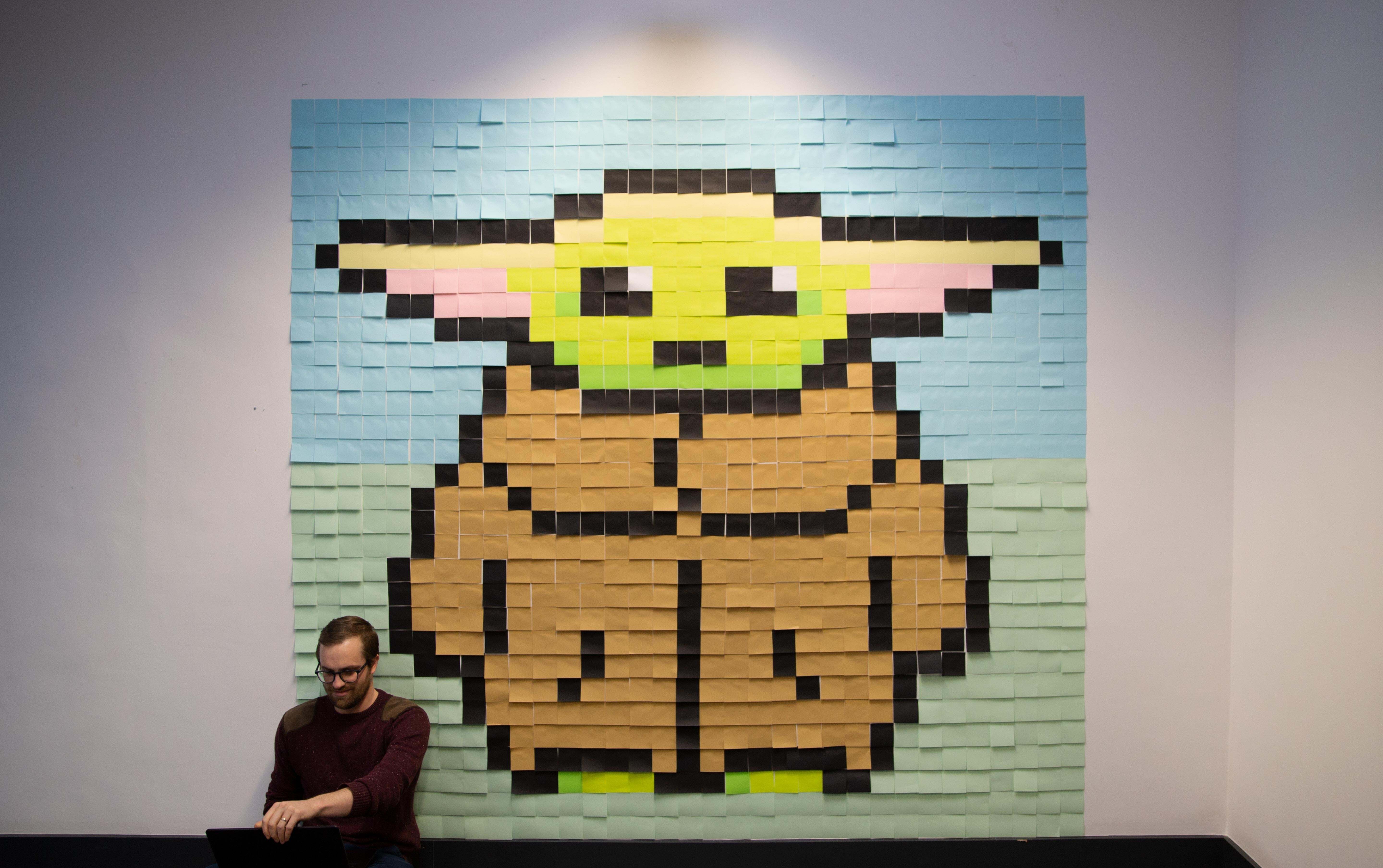 Un Baby Yoda gigante fatto con 1317 Post-it