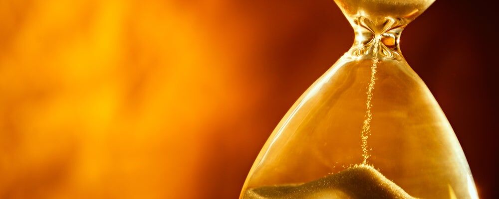 Clessidra che fa cadere la sabbia lentamente