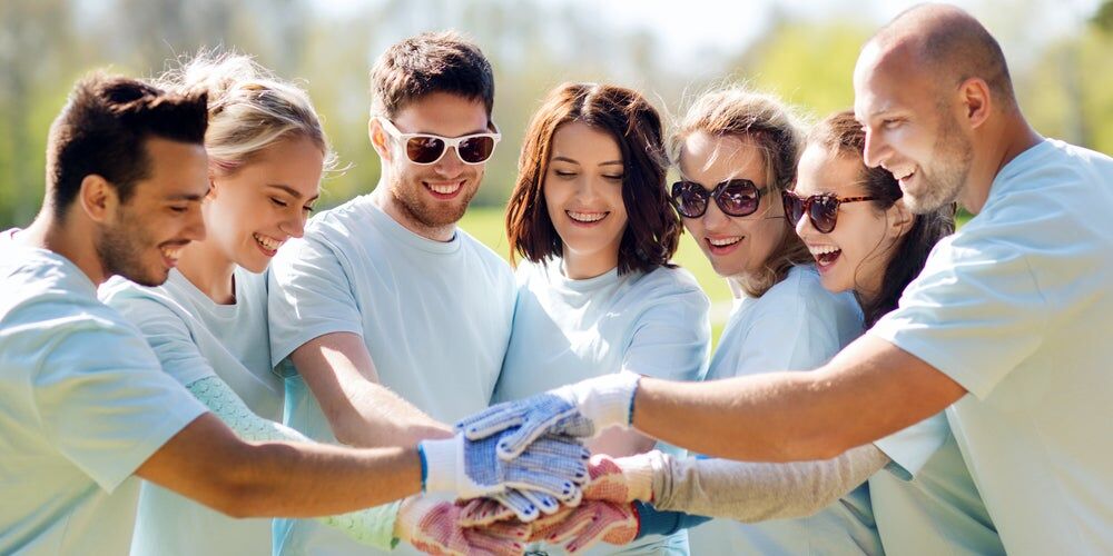 Ragazzi in abiti da lavoro che si danno la mano  in segno di collaborazione
