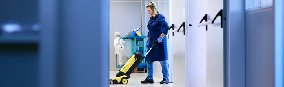 Comment choisir les produits et équipements d’entretien des sols ? Guide d’achat