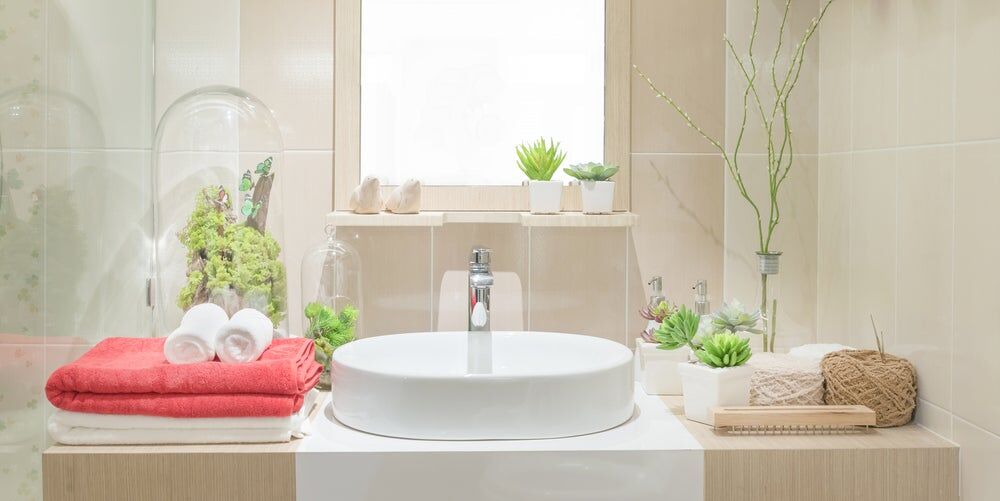 Lavabo e comodino in ordine e puliti