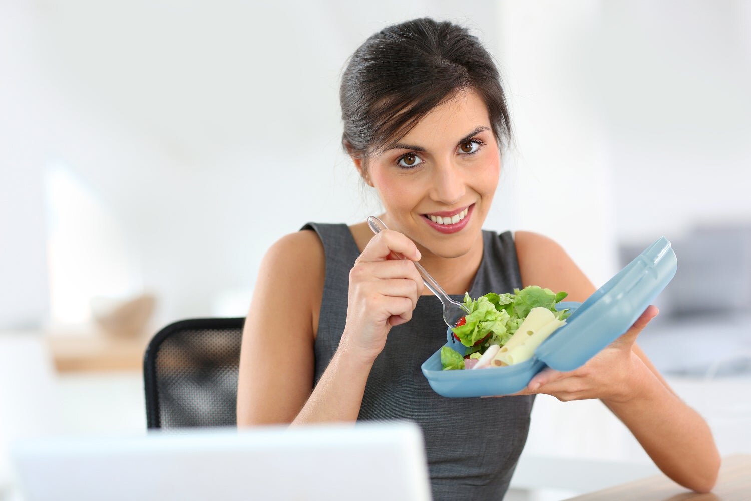 Cosa mangiare in pausa pranzo per non appesantirsi e riuscire a lavorare al pomeriggio