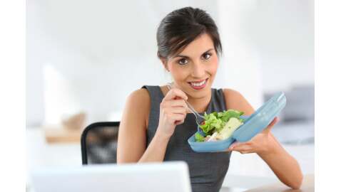 Cosa mangiare in pausa pranzo per non appesantirsi e riuscire a lavorare al pomeriggio