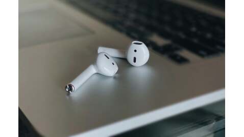 Auricolari per l'ufficio? Ecco come trovare quelli con massima efficienza e comfort