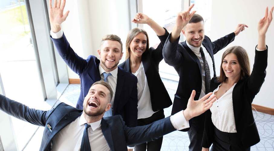 colleghi che esultano per obbiettivo raggiunto
