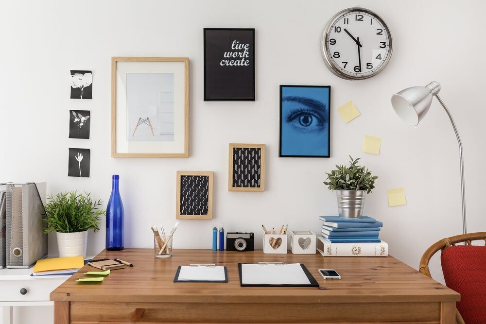 desk con pictures