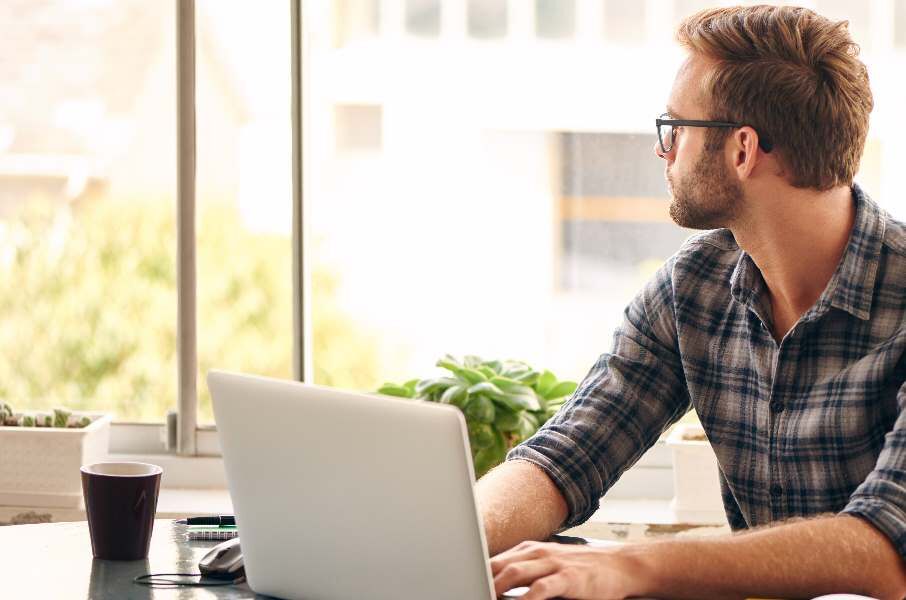 Persona che guarda fuori dalla finestra