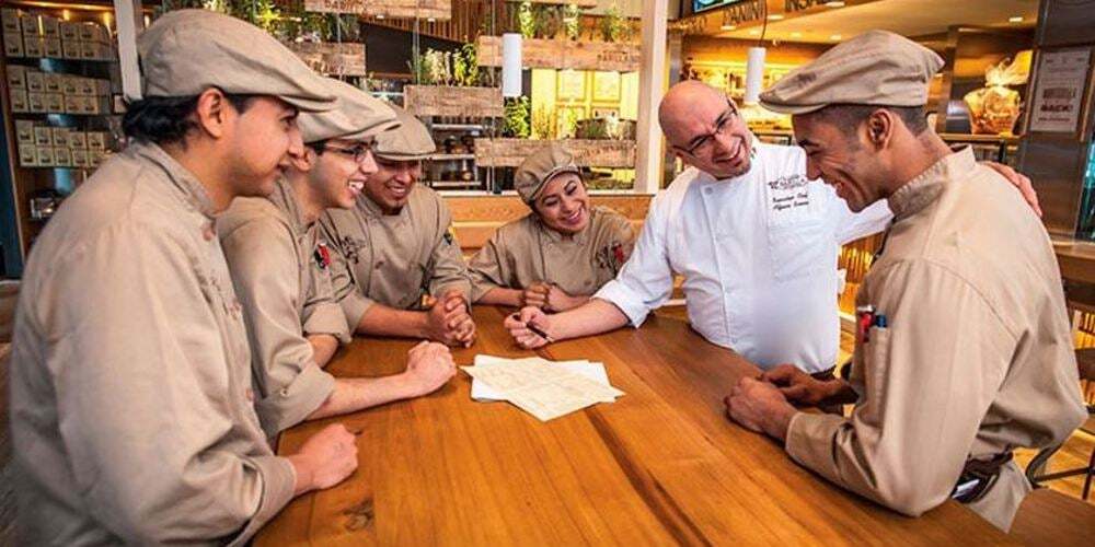 Dipendenti Barillache palrano intorno ad un tavolo