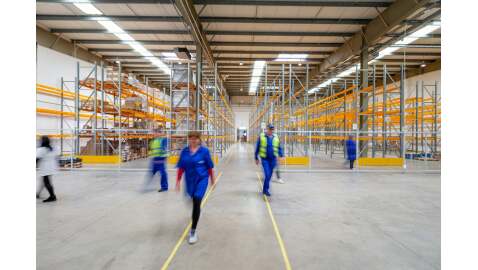 Armadi e scaffali industriali: la guida alla scelta per un magazzino sicuro e organizzato