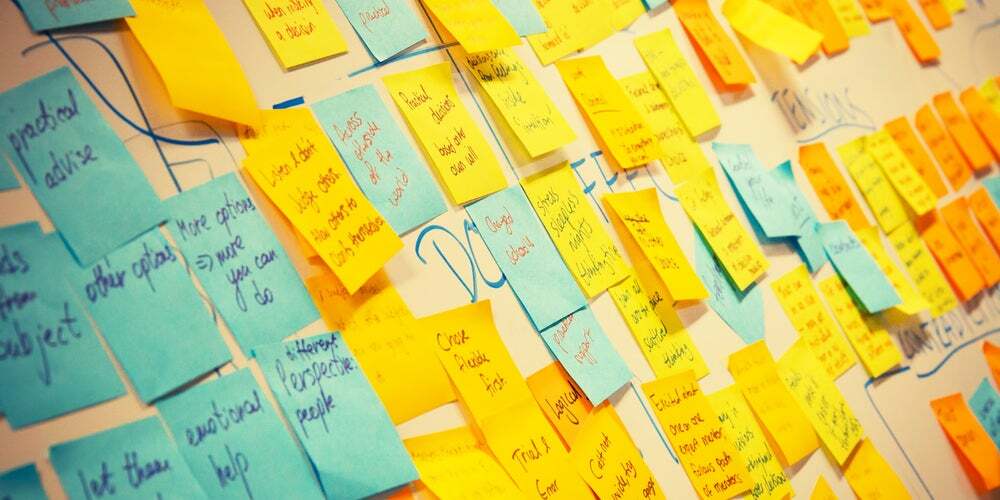 Muro pieno di post-it gialli e blu