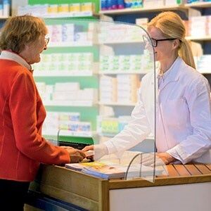 Installer des écrans de protection en plexiglass pour faire barrage aux postillons