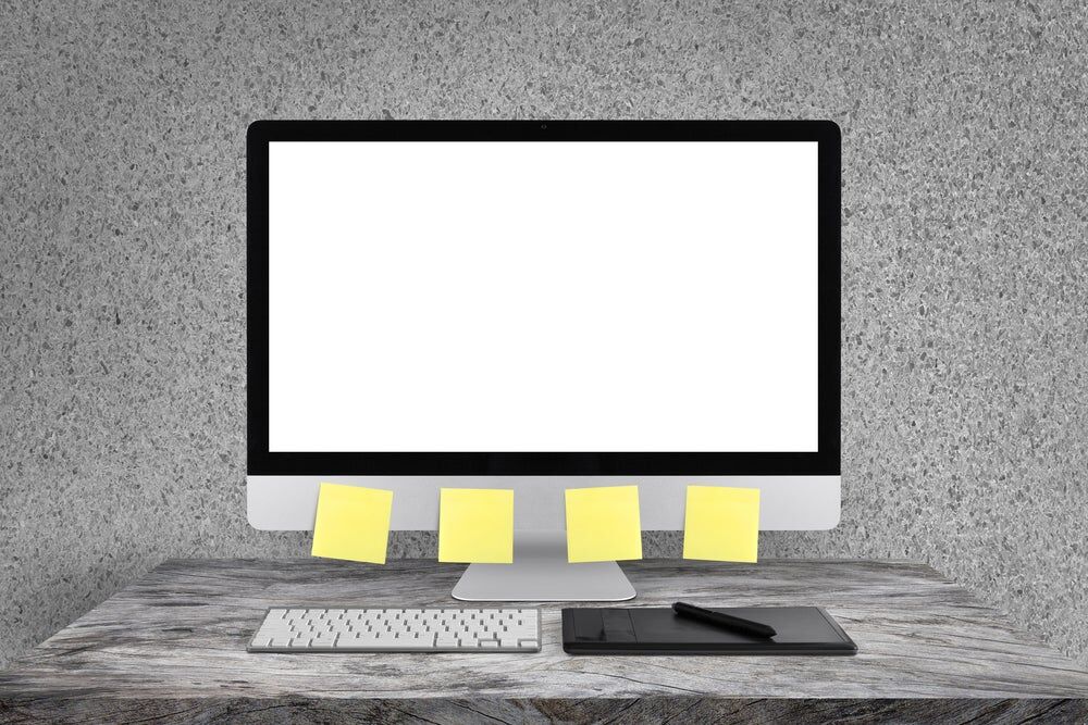 schermo bianco e post it