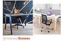 Una mesa y una silla en una habitación