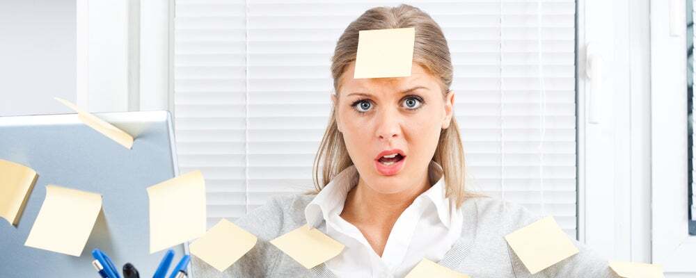 Donna sommersa di cose da fare e post-it