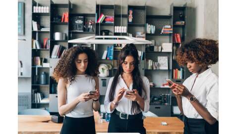 Cos'è il phubbing (e perché rovina il tuo lavoro)