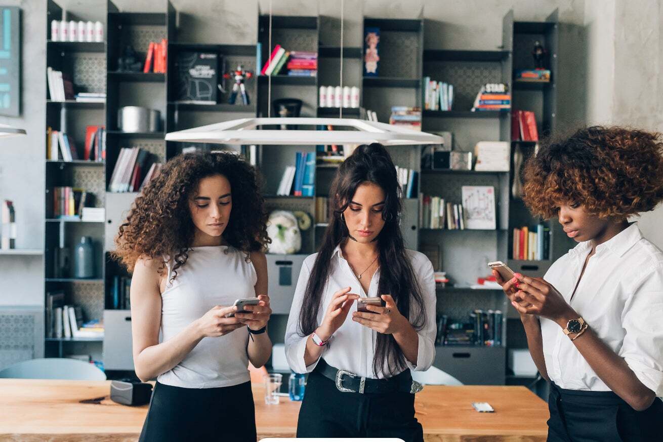 Cos'è il phubbing (e perché rovina il tuo lavoro)