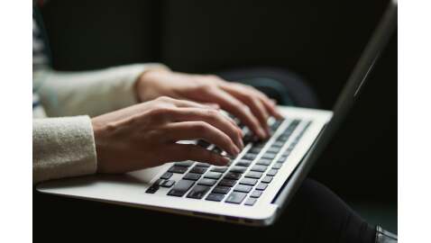 Il tuo computer è pieno di germi. E dovresti pulirlo per la tua salute