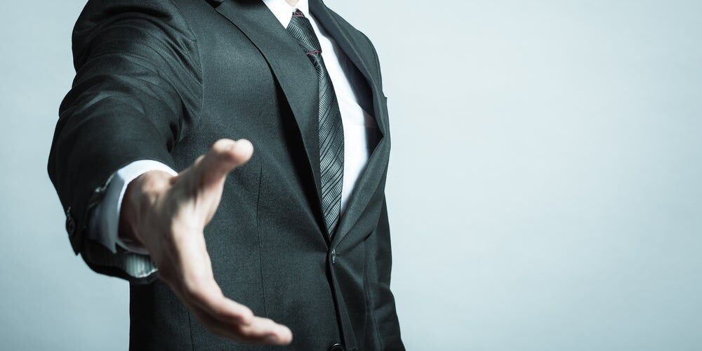 Uomo che allunga il braccio per stringere la mano