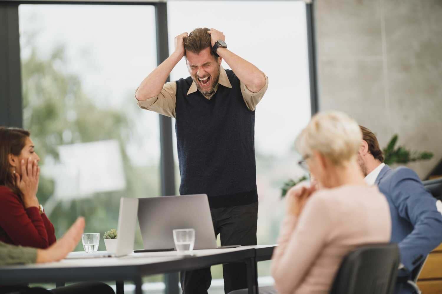 10 comportamenti tossici che ti devono far scappare dal tuo posto di lavoro