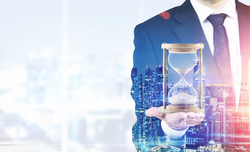 uomo che regge clessidra