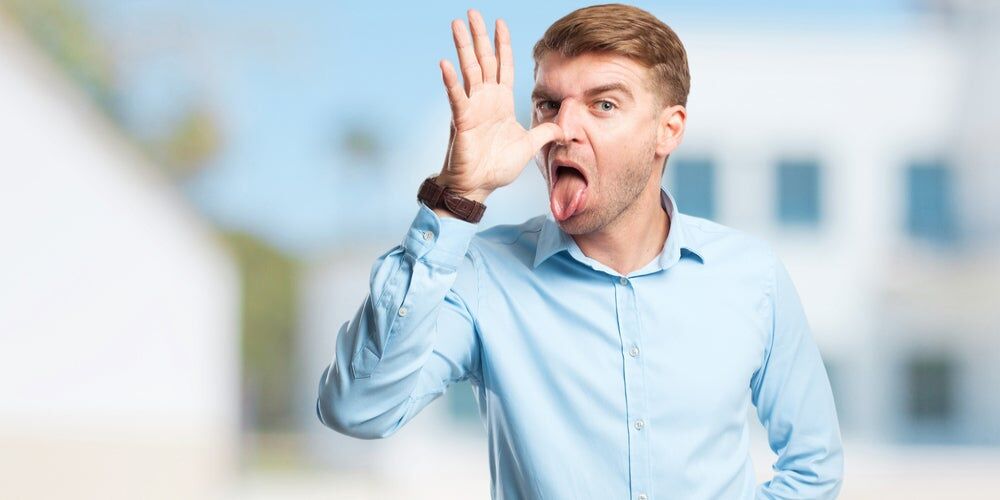 Uomo che fa una smorfia