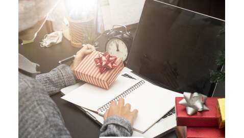 Solo le donne fanno i regali di Natale ai colleghi