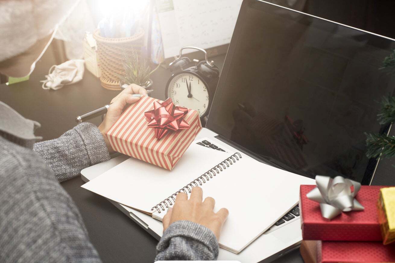 Solo le donne fanno i regali di Natale ai colleghi