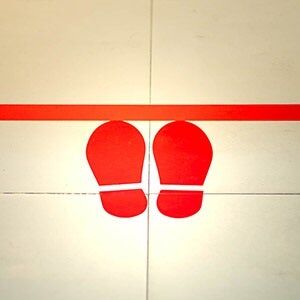 Disposer des poteaux de guidage et des marquages au sol pour canaliser les files d'attente