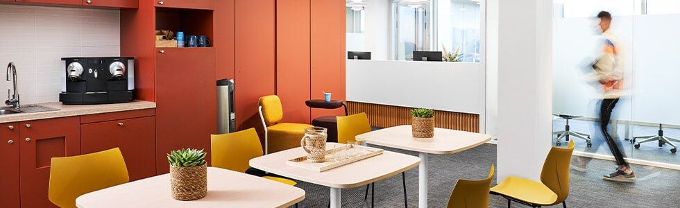 Salle de pause avec frigo, cafetière et four micro-ondes