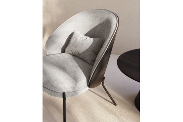 Fauteuil Eamy gris clair placage de frêne finition noire et métal noir