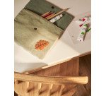 Estuche Yanil verde de cuadros vichy con hoja bordada