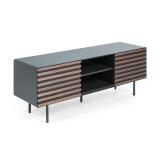 Mueble TV Kesia 2 puertas de chapa de nogal lacado negro y acero acabado negro 162 x 58 cm